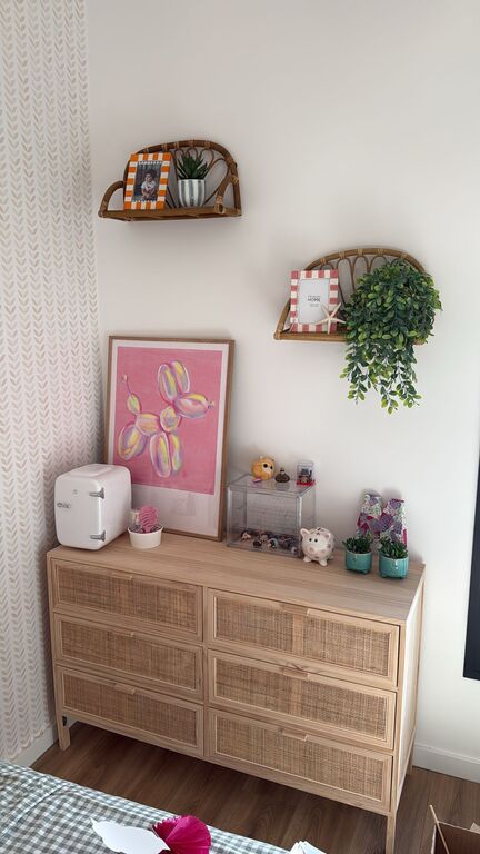 Nuestra experiencia de compra ha sido muy buena (a pesar de que leímos algunas opiniones negativas no justificadas en algunos sites). La llegada a casa en orden, los artículos en perfectas condiciones y todo muy bien embalado (tanto marcos como posters). Así que en nuestra opinión todo correcto.