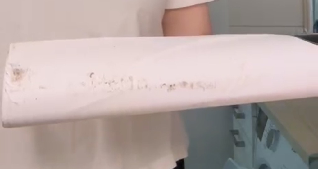 Mein Paket kam leider schon geöffnet an und musste von DHL auf einer Seite geklebt werden. Die andere Seite war aber auch sehr leicht zu öffnen. Das Schutzpapier war dreckig und leicht nass. Den Postern ging es gut, weshalb ich sie nicht zurückgeschickt habe, aber für den Preis erwartet man dann doch etwas mehr Sorgfalt.&nbsp;