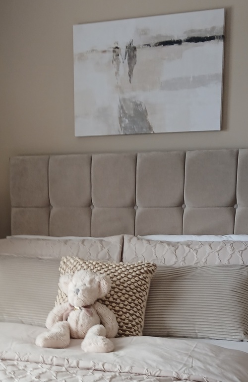 Beautiful canvas for my bedroom at a good price, ordering was simple and delivery was quick.