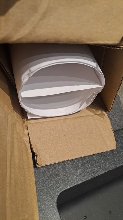 Jeg har lige hentet min pakke på posthuset og havde glædet mig til at hænge plakaterne op. Dog havde kassen kun været lukket med et ganske lille stykke tape i hver side, som var gået op i begge ender. Derved er hele kanten på plakaterne ødelagt i begge sider og pakken har desuden været trykket sammen. Jeg er meget skuffet over resultatet.&nbsp;